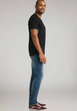 T-Shirt StyleV-Neck