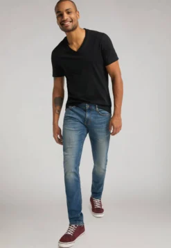 T-Shirt StyleV-Neck